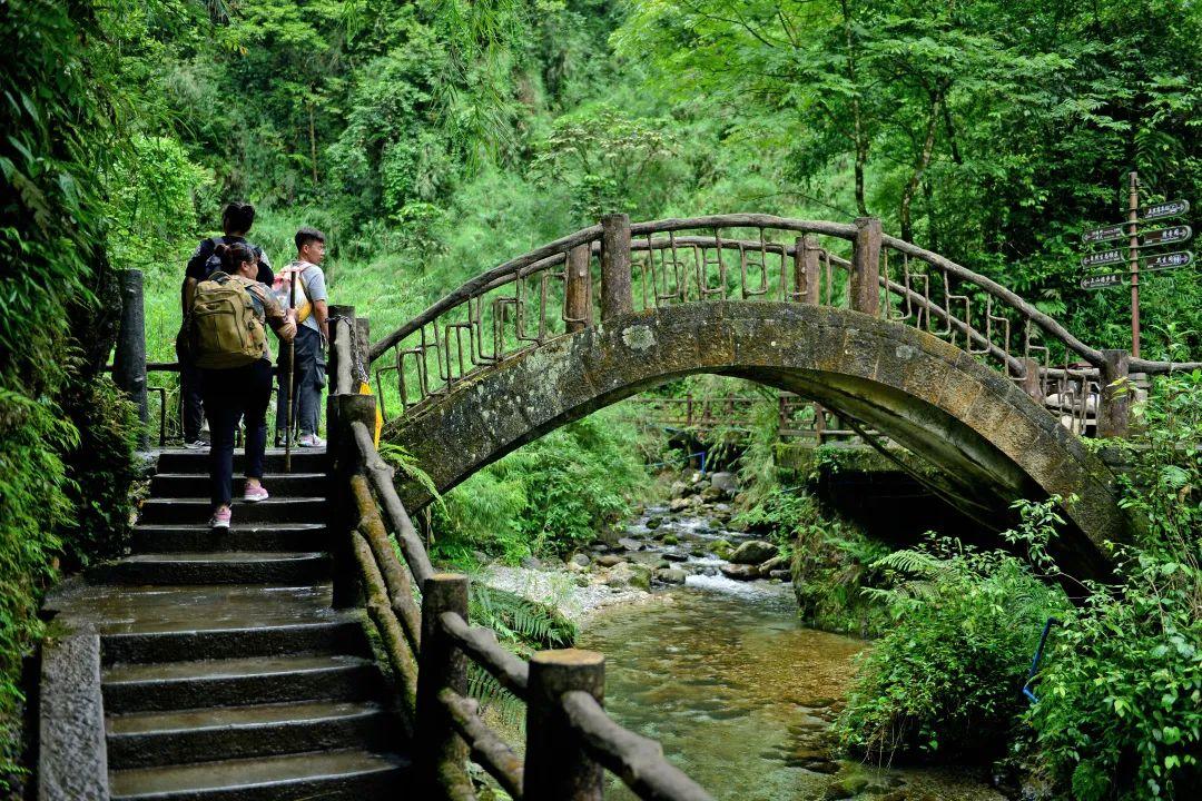 旅游有名的山_有山有水旅游景点_旅游有山的地方