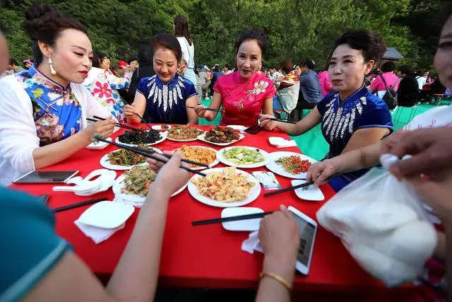 家庭旅游带父母还是岳母_岳母带小孩是否要工资_岳母旅游家庭父母带孩子好吗