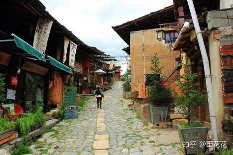 旅游的大巴车_旅游大巴行驶视频_大巴车旅游行程