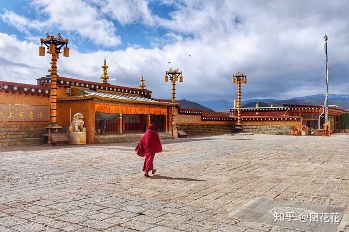 旅游的大巴车_旅游大巴行驶视频_大巴车旅游行程