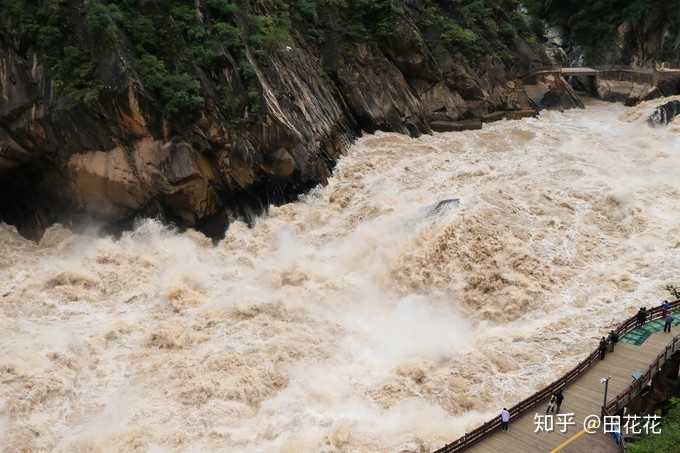 大巴车旅游行程_旅游大巴行驶视频_旅游的大巴车