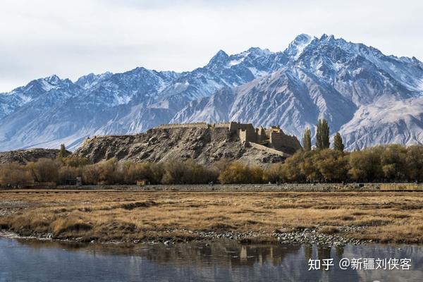 沙漠草原旅游攻略_草原沙漠旅游线路_沙漠旅游景点