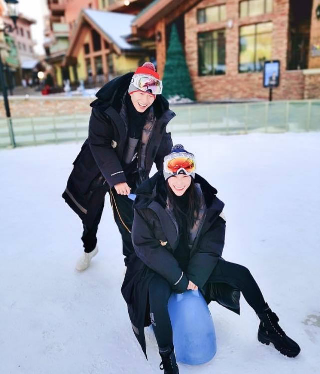 雪地开车的心情说说_情侣在雪地漫步风景_情侣雪地开车旅游
