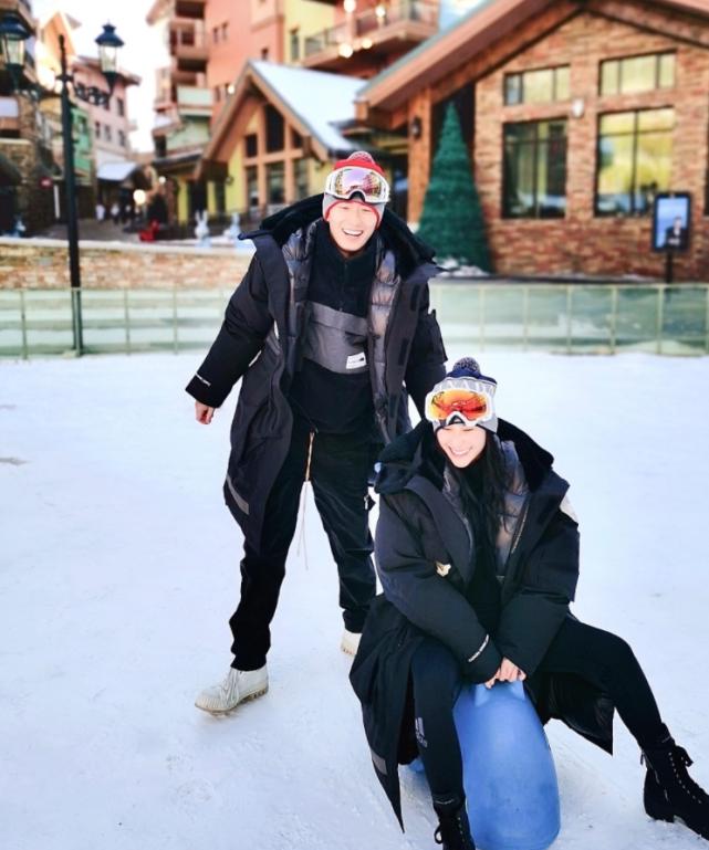情侣雪地开车旅游_情侣在雪地漫步风景_雪地开车的心情说说