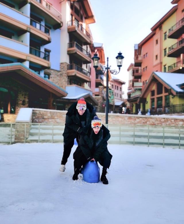 情侣在雪地漫步风景_情侣雪地开车旅游_雪地开车的心情说说