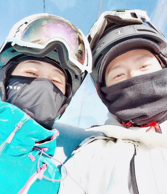情侣在雪地漫步风景_雪地开车的心情说说_情侣雪地开车旅游