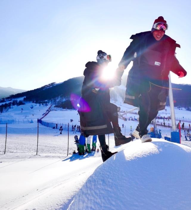 情侣雪地开车旅游_情侣在雪地漫步风景_雪地开车的心情说说