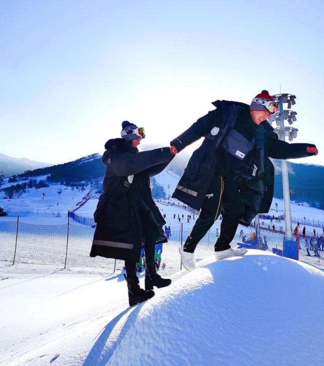 情侣在雪地漫步风景_雪地开车的心情说说_情侣雪地开车旅游