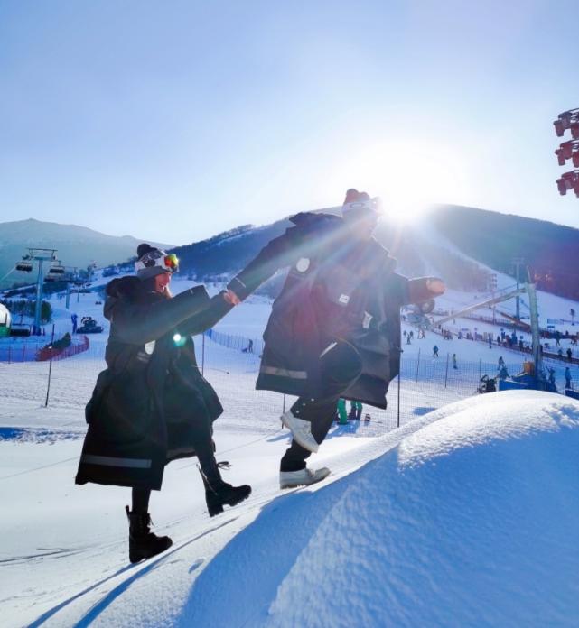 雪地开车的心情说说_情侣在雪地漫步风景_情侣雪地开车旅游