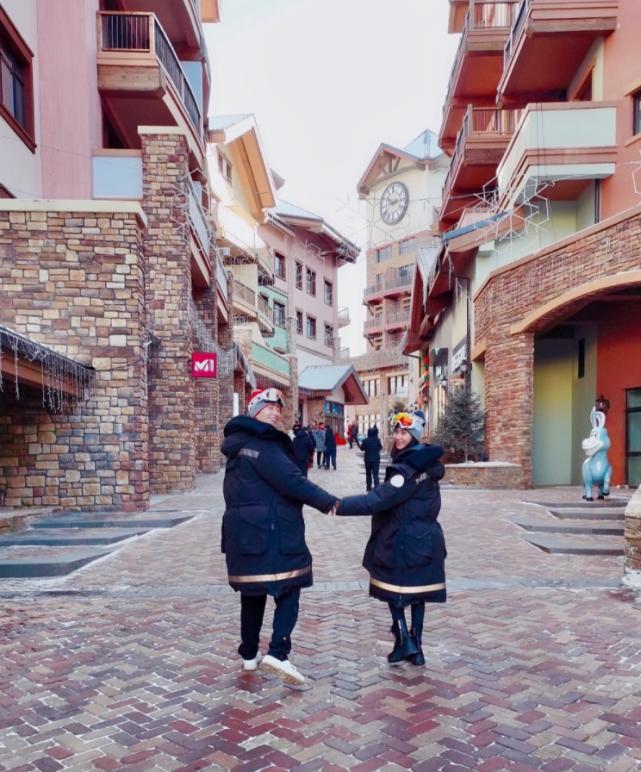 情侣雪地开车旅游_雪地开车的心情说说_情侣在雪地漫步风景