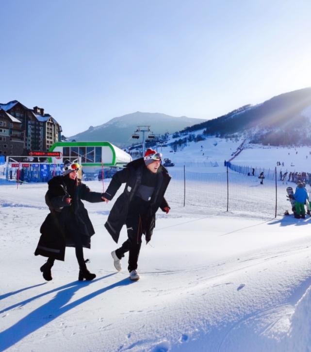 雪地开车的心情说说_情侣在雪地漫步风景_情侣雪地开车旅游