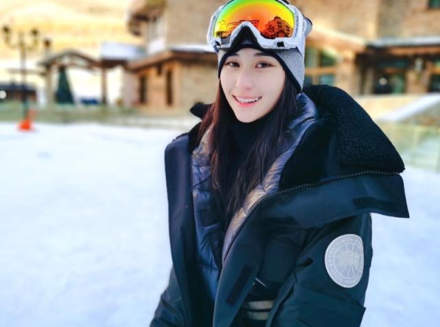 雪地开车的心情说说_情侣雪地开车旅游_情侣在雪地漫步风景