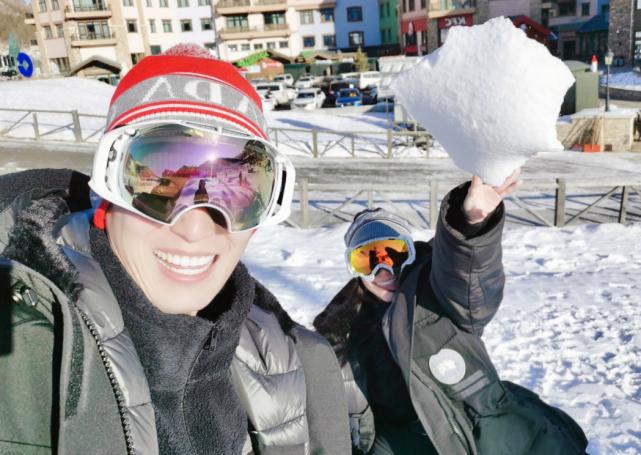 情侣雪地开车旅游_情侣在雪地漫步风景_雪地开车的心情说说