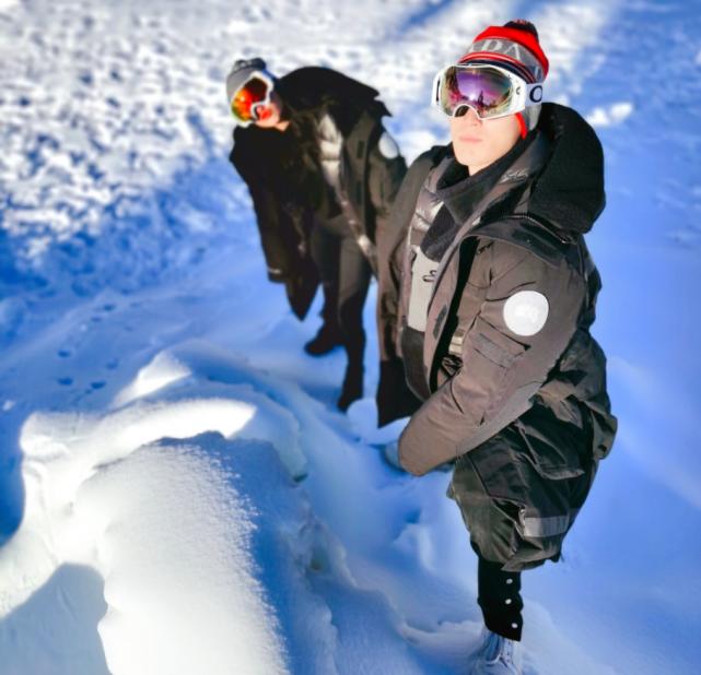 情侣雪地开车旅游_雪地开车的心情说说_情侣在雪地漫步风景