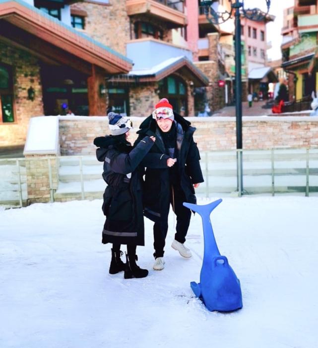 情侣雪地开车旅游_雪地开车的心情说说_情侣在雪地漫步风景