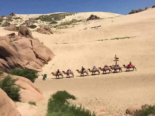 夏季服装集体旅游图片_夏季旅游服饰搭配_夏季集体旅游服装