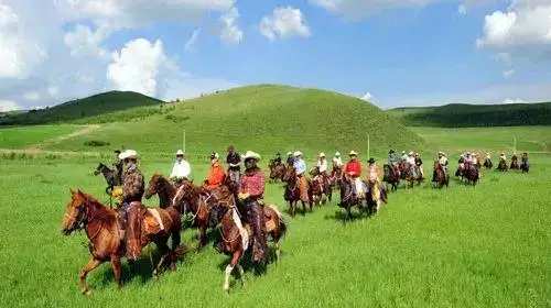 夏季集体旅游服装_夏季服装集体旅游图片_夏季旅游服饰搭配