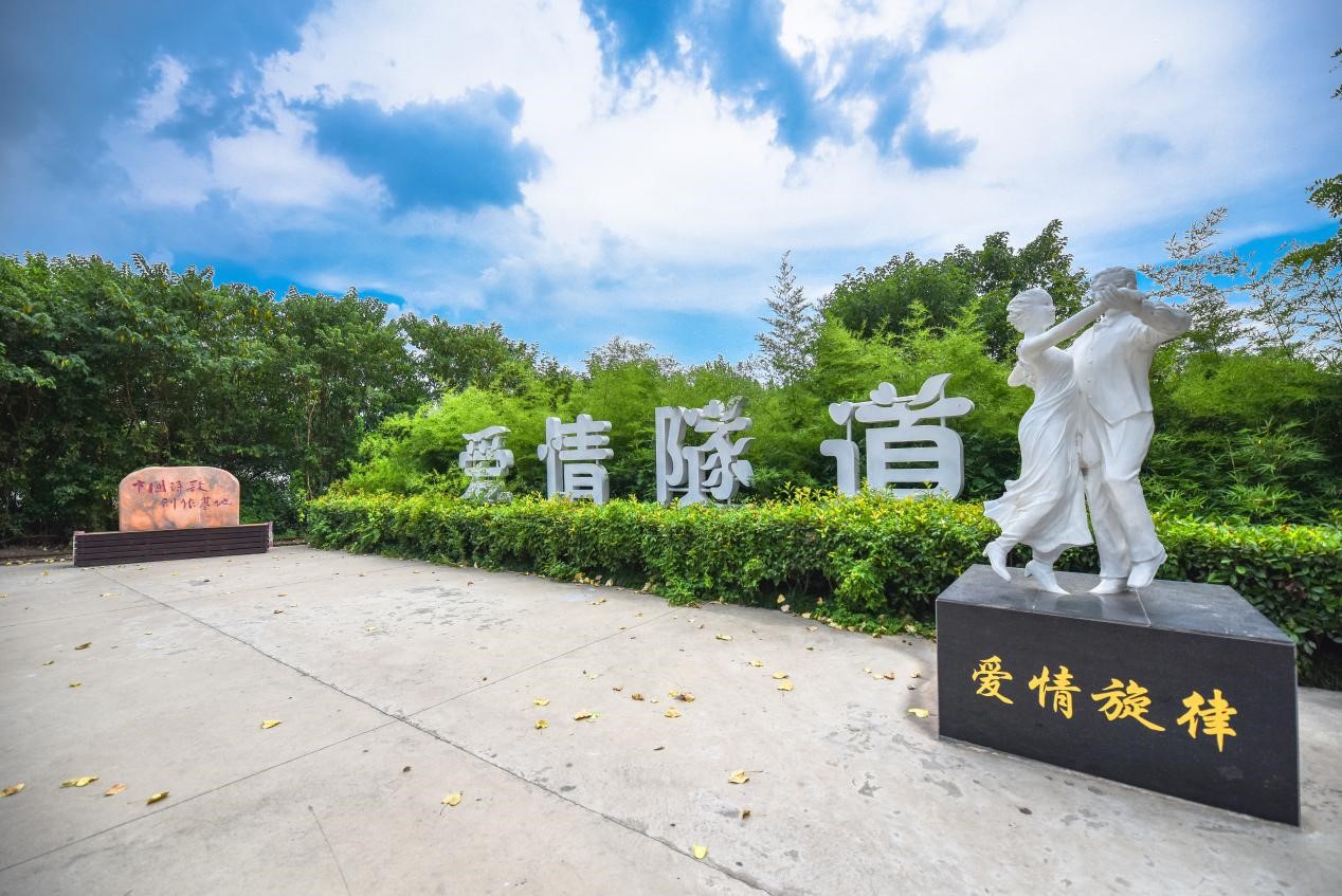 适合情侣去的旅游胜地一天_情侣旅游适合几天_情侣旅游适合天堂的句子