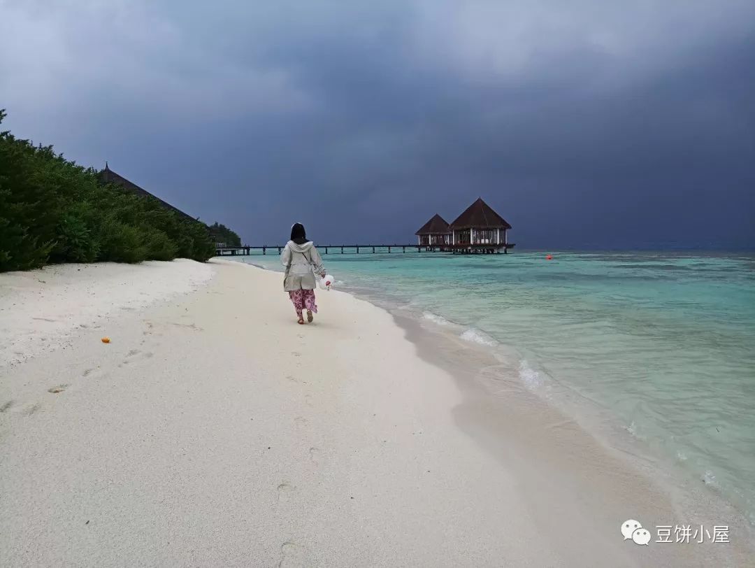 情侣出去玩照片_情侣旅游照片摆造型_出去旅游的情侣装照片