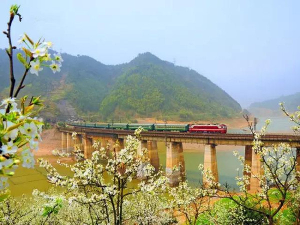 国内火车线路欣赏沿途风景_火车线路推荐_火车经典旅游线路