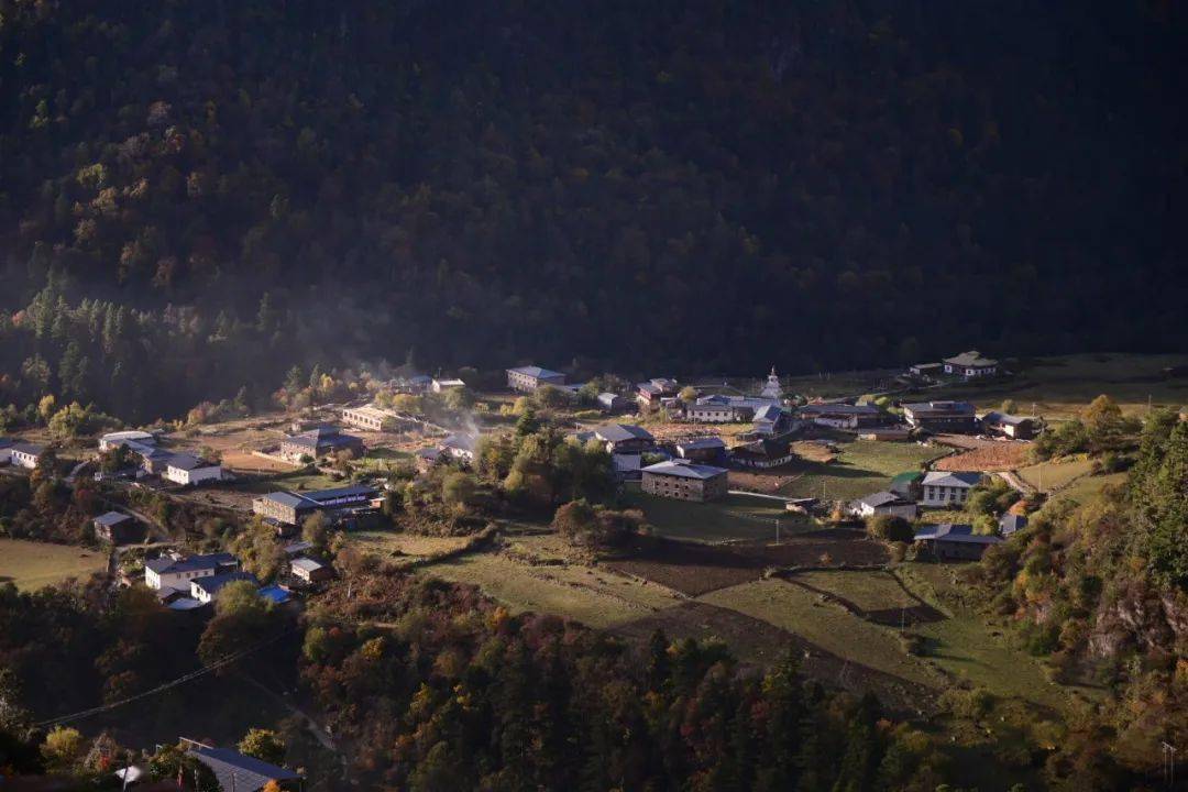 云南旅游季节地图海报_云南地图旅游_云南地图旅游景点大全图片欣赏