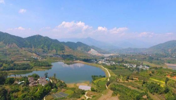 中国特色旅游小镇方案_特色旅游小镇的摘要_特色旅游小镇发展现状