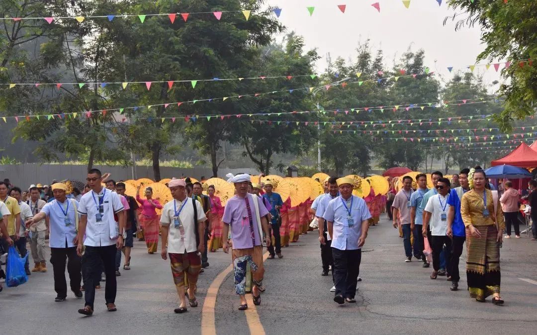 有特色的民族服装_民族衣服特色旅游介绍_民族旅游衣服特色