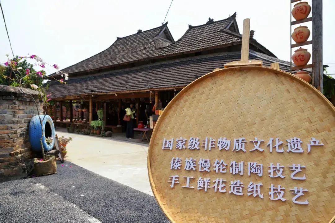 民族衣服特色旅游介绍_有特色的民族服装_民族旅游衣服特色