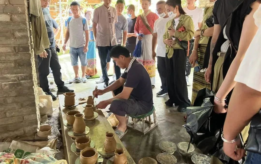 民族衣服特色旅游介绍_民族旅游衣服特色_有特色的民族服装