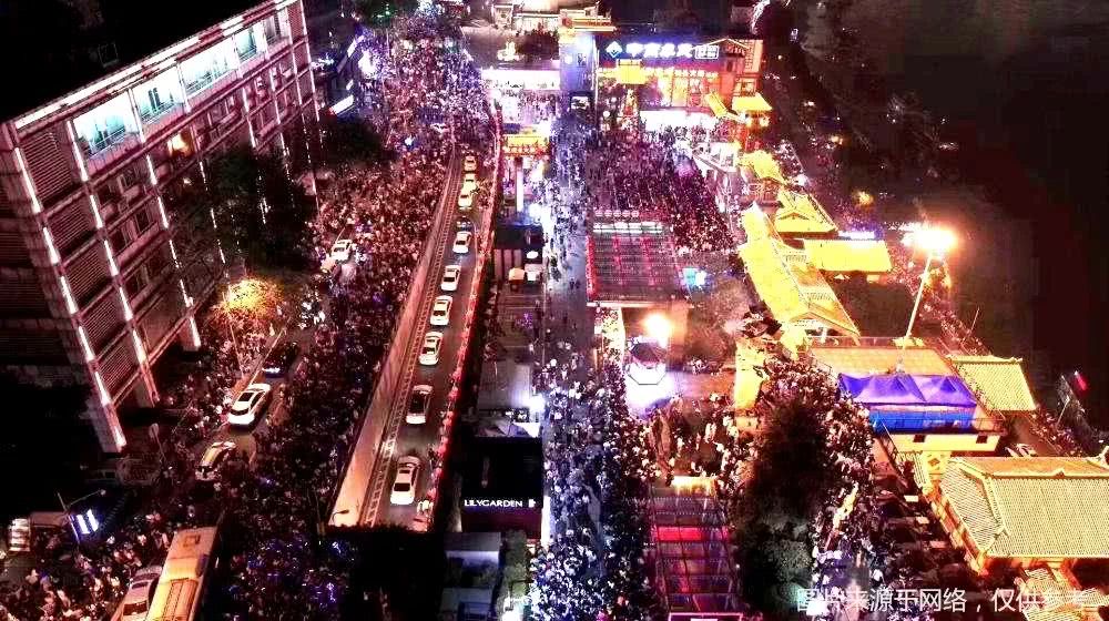 火爆的旅游景点_旅游景点爆满_国内爆火的旅游景点