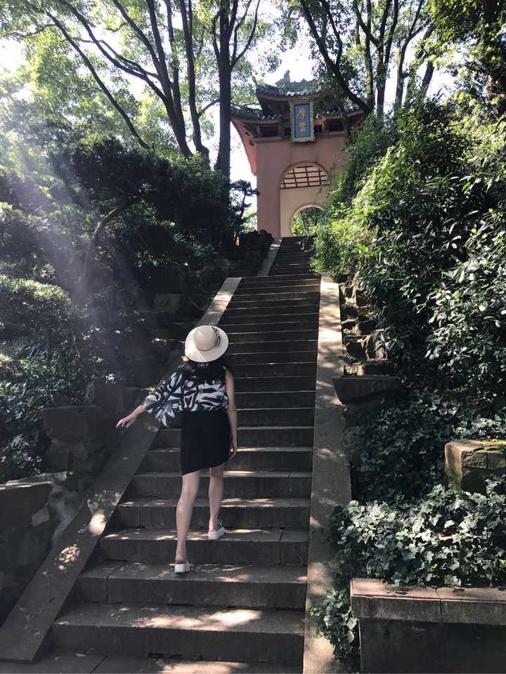 旅游集体照的姿势大全_六人旅游集体照拍照姿势_姿势拍照集体照旅游人怎么拍