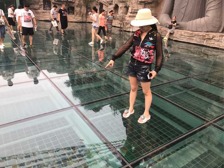 六人旅游集体照拍照姿势_姿势拍照集体照旅游人怎么拍_旅游集体照的姿势大全