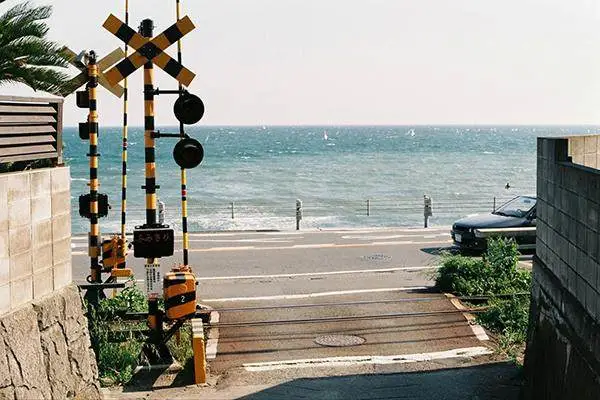 情侣旅游海边滤镜_情侣海边旅游朋友圈文案怎么写_海边情侣装照片